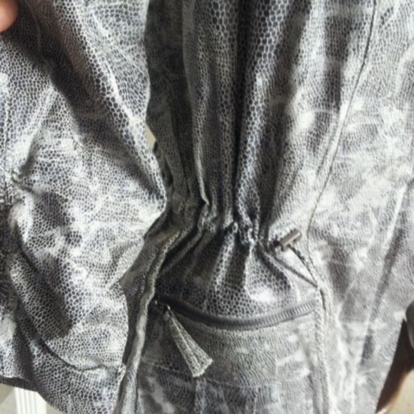 Chico's Animal Print Cargo Jacket Black/Gray Sz1-M - Picture 4 of 6